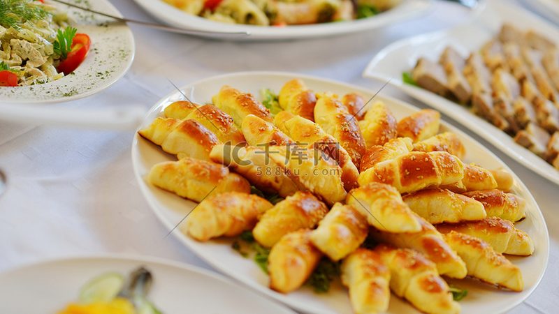 坚果炒货在保存过程中容易受潮、变质，因此要注意以下几点：