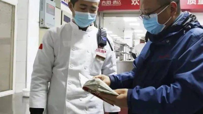 许多消费者在选购坚果炒货时容易陷入以下误区：